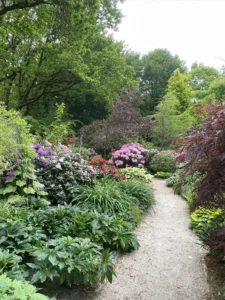 Stihave med blomster og planter